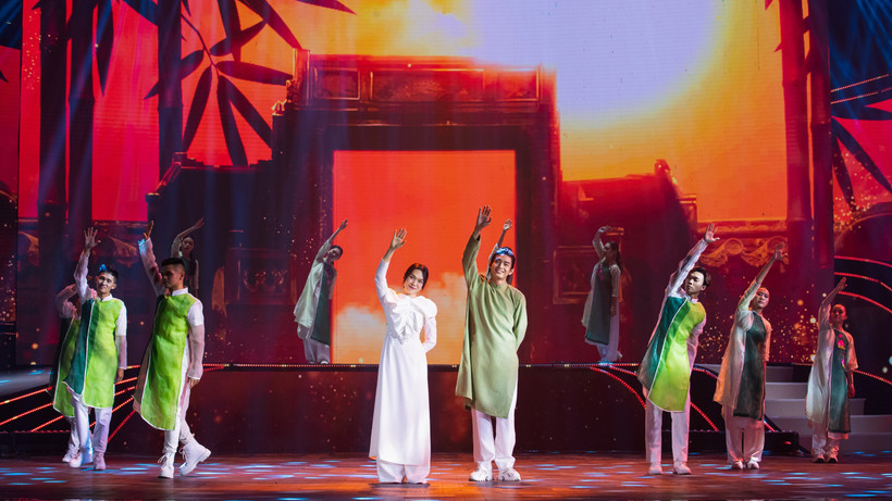 Ca sỹ Mỹ Tâm và biên đạo Quang Đăng trong tiết mục biểu diễn "Cố hương." (Ảnh: PV/Vietnam+)