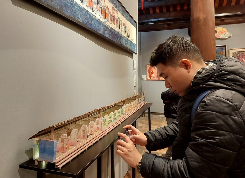 Triển lãm đánh dấu sự giao thoa văn hóa trong sáng tạo nghệ thuật. (Ảnh: Minh Thu/Vietnam+)