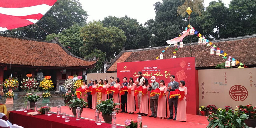 Các đại biểu cắt băng khai mạc triển lãm. (Ảnh: Minh Thu/Vietnam+)