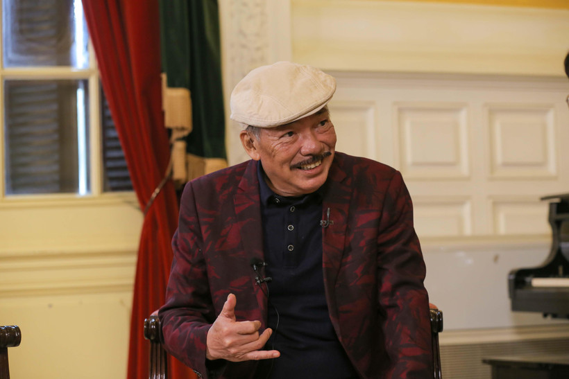 Nhạc sỹ Trần Tiến xuất hiện khỏe mạnh tại họp báo giới thiệu đêm nhạc. (Ảnh: PV/Vietnam+)