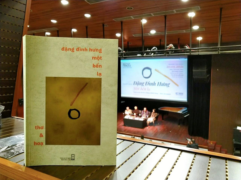 Cuốn sách tập hợp các bài thơ, tranh vẽ của tác giả Đặng Đình Hưng. (Ảnh: Minh Thu/Vietnam+)