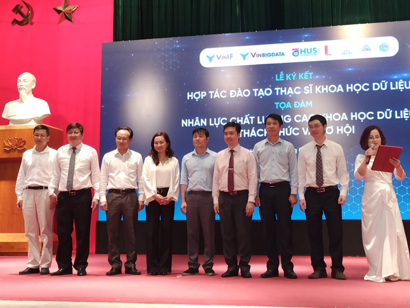 Đại điện các bên tại lễ ký kết hợp tác đào tạo. (Ảnh: Phạm Mai/Vietnam+)