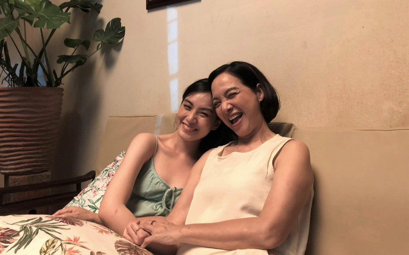 Nữ diễn viên trẻ Nguyễn Lâm Thảo Tâm cùng Nghệ sỹ Nhân dân Lê Khanh ở hậu trường phim ''Fanti.'' (Ảnh: Facebook nhân vật)