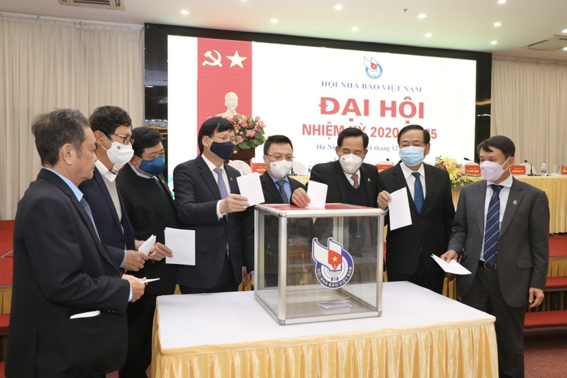Đại biểu bỏ phiếu bầu Ban kiểm tra Hội Nhà báo Việt Nam nhiệm kỳ 2020-2025 tại phiên họp trù bị chiều 30/12. (Ảnh: Minh Quyết/TTXVN)