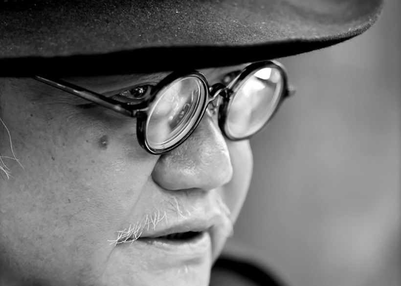 Chân dung đạo diễn Đào Trọng Khánh do nhiếp ảnh gia Nguyễn Đình Toán chụp. (Ảnh cắt từ ảnh gốc)