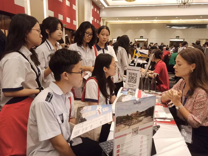Học sinh, sinh viên tìm hiểu thông tin du học. (Ảnh: PV/Vietnam+)