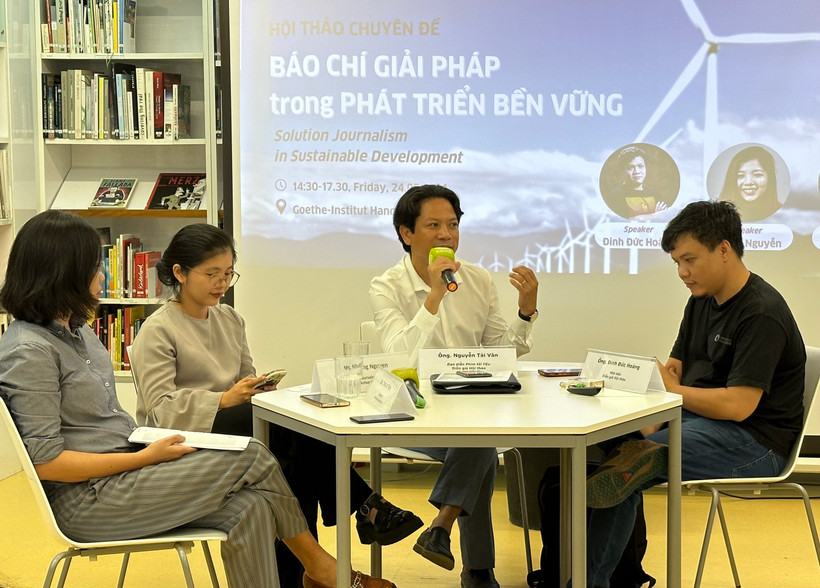 Đạo diễn, Nghệ sỹ Ưu tú Nguyễn Tài Văn (thứ ba từ trái sang) tham gia hội thảo về báo chí giải pháp. (Ảnh: PV/Vietnam+)