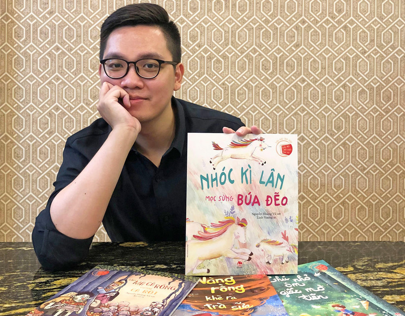 Tác giả Nguyễn Hoàng Vũ và bộ truyện tranh “Khác biệt mới tuyệt làm sao.” (Ảnh: NVCC) 