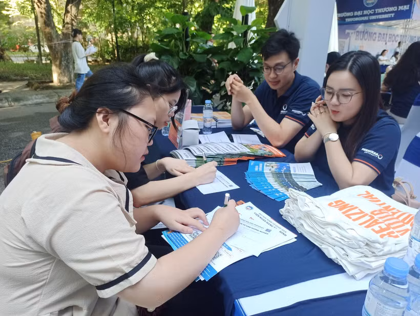 Thí sinh tìm hiểu thông tin tuyển sinh. (Ảnh minh họa: PV/Vietnam+)