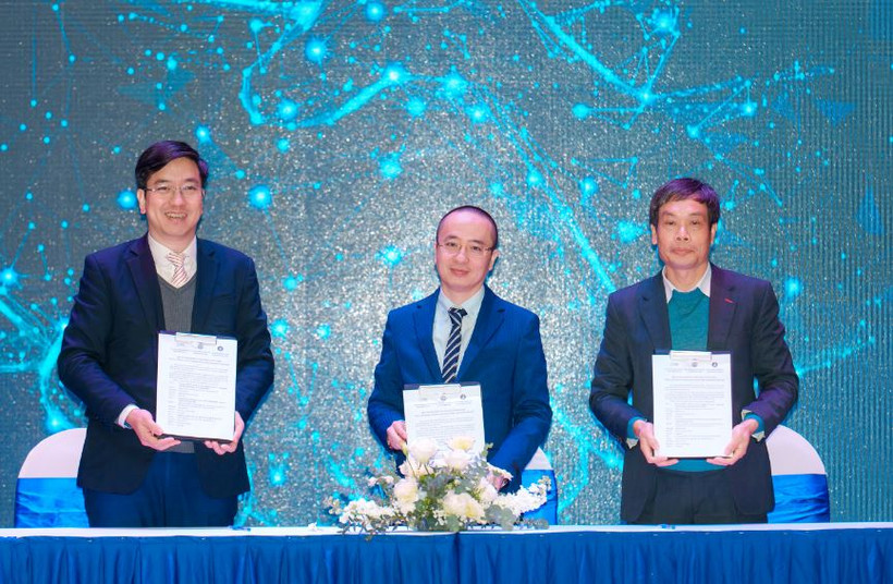 Các bên ký kết thỏa thuận hợp tác hỗ trợ thanh niên khởi nghiệp. (Ảnh: PV/Vietnam+)