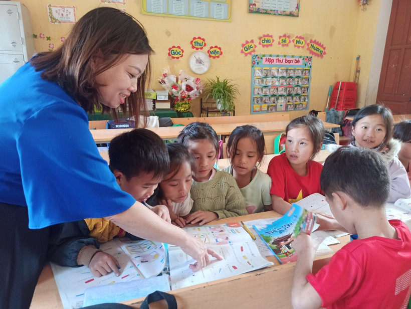 Nguyễn Bích Thu và các em học sinh Trường Phổ thông Dân tộc bán trú Tiểu học Khao Mang, huyện Mù Cang Chải, tỉnh Yên Bái. (Ảnh: Phạm Mai/Vietnam+)