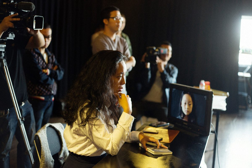 Đạo diễn Nguyễn Hoàng Điệp trên studio chụp hình cho phim tiếp theo 'Câu chuyện buồn nhất thế gian.' (Ảnh:NVCC)