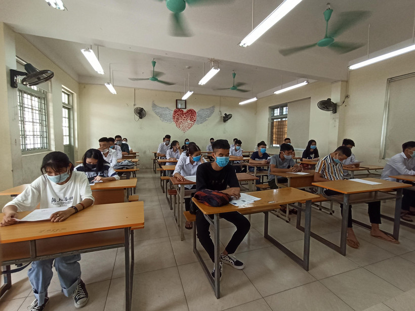 Thí sinh làm thủ tục dự thi Tốt nghiệp Trung học phổ thông. (Ảnh: PV/Vietnam+)