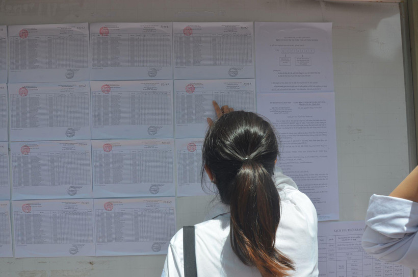 Thí sinh tìm phồng thi trong kỳ thi Tốt nghiệp Trung học phổ thông. (Ảnh: PM/Vietnam+)