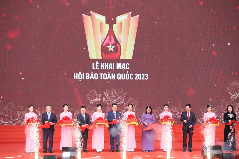 Các đại biểu cắt băng khai mạc Hội Báo toàn quốc năm 2023. (Ảnh: Hoài Nam/Vietnam+)