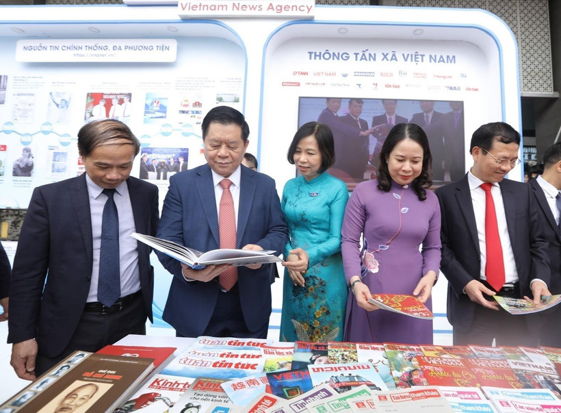 Tổng giám đốc TTXVN Vũ Việt Trang giới thiệu các ấn phẩm của TTXVN với Trưởng Ban Tuyên giáo Trung ương Nguyễn Trọng Nghĩa, Phó Chủ tịch nước Võ Thị Ánh Xuân cùng các đại biểu tham quan gian trưng bày các ấn phẩm của TTXVN. (Ảnh: Phạm Kiên/TTXVN)