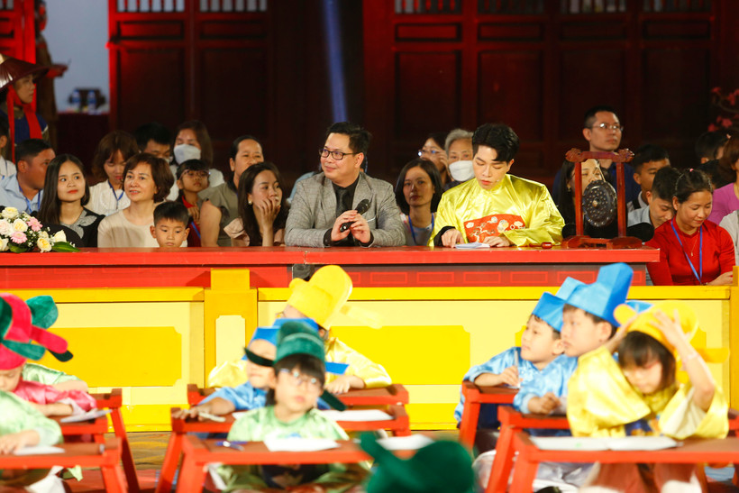 Chương trình có sự tham gia của phó giáo sư-tiến sỹ Nguyễn Thành Nam (Đại học Quốc gia Hà Nội) và ca sỹ Đức Phúc. (Ảnh: VTV)