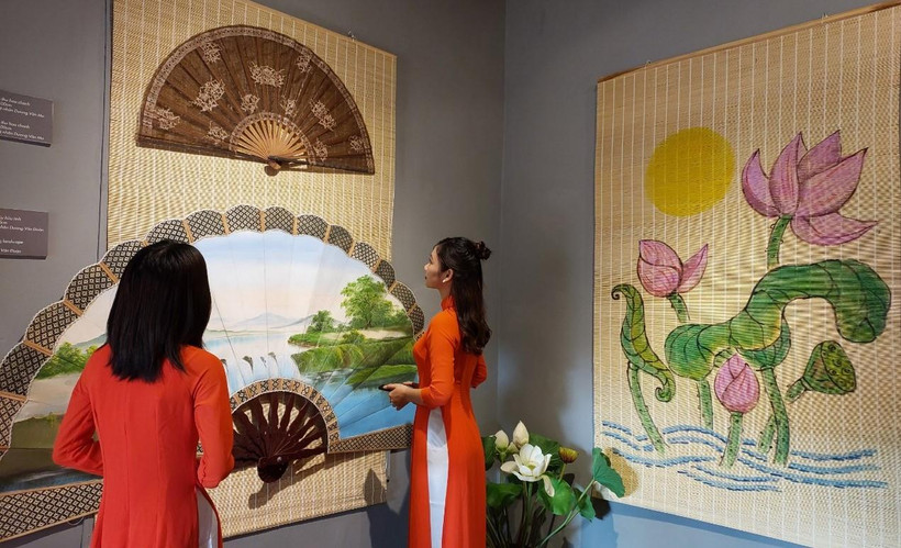 Triển lãm bộ sưu tập quạt nghệ thuật của nghệ nhân Dương Văn Đoàn (Chàng Sơn, Thạch Thất). (Ảnh: Minh Thu/Vietnam+)