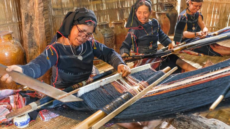 Người dân tham gia dự án Bảo tồn nghề dệt truyền thống của người Ba Na, tỉnh Gia Lai năm 2022. (Ảnh: Hội đồng Anh)