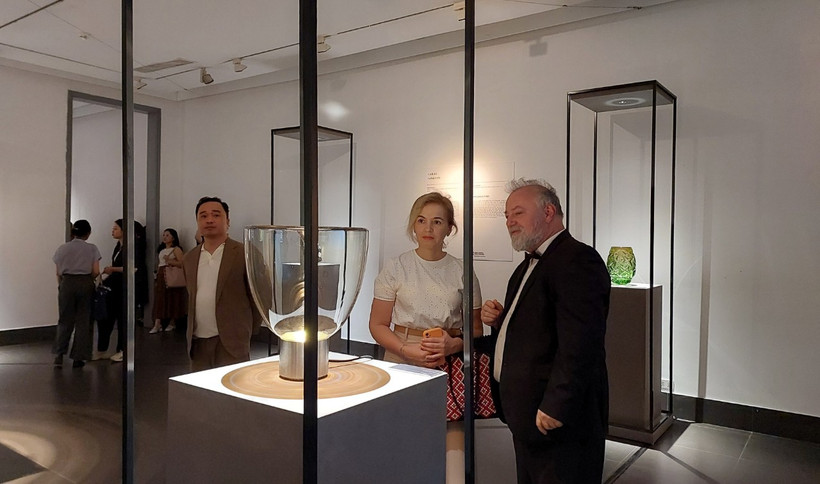 Triển lãm giới thiệu 17 tác phẩm nghệ thuật thủy tinh Séc. (Ảnh: Minh Thu/Vietnam+)