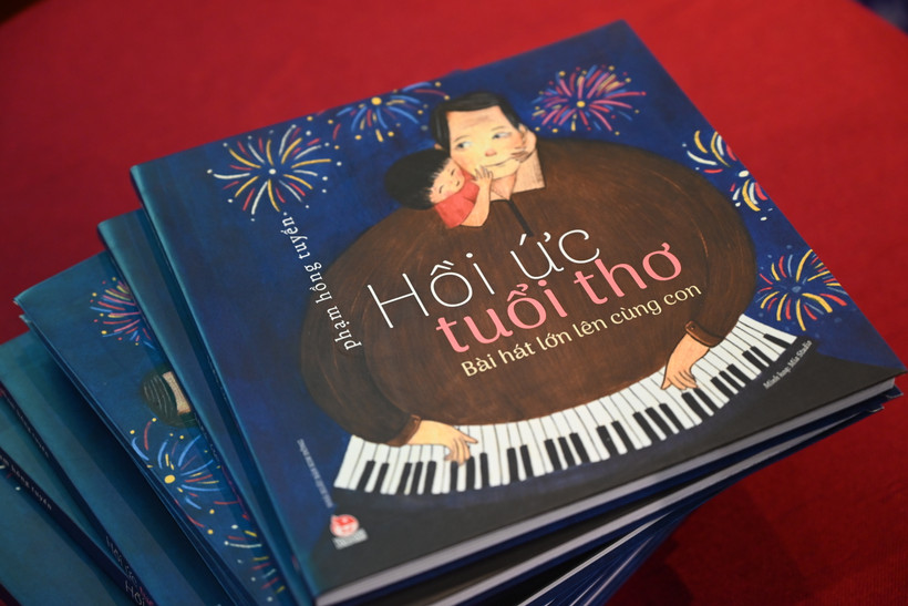 Cuốn “Hồi ức tuổi thơ-Bài hát lớn lên cùng con” của tác giả Phạm Hồng Tuyến, con gái nhạc sỹ Phạm Tuyên. (Ảnh: PV/Vietnam+)