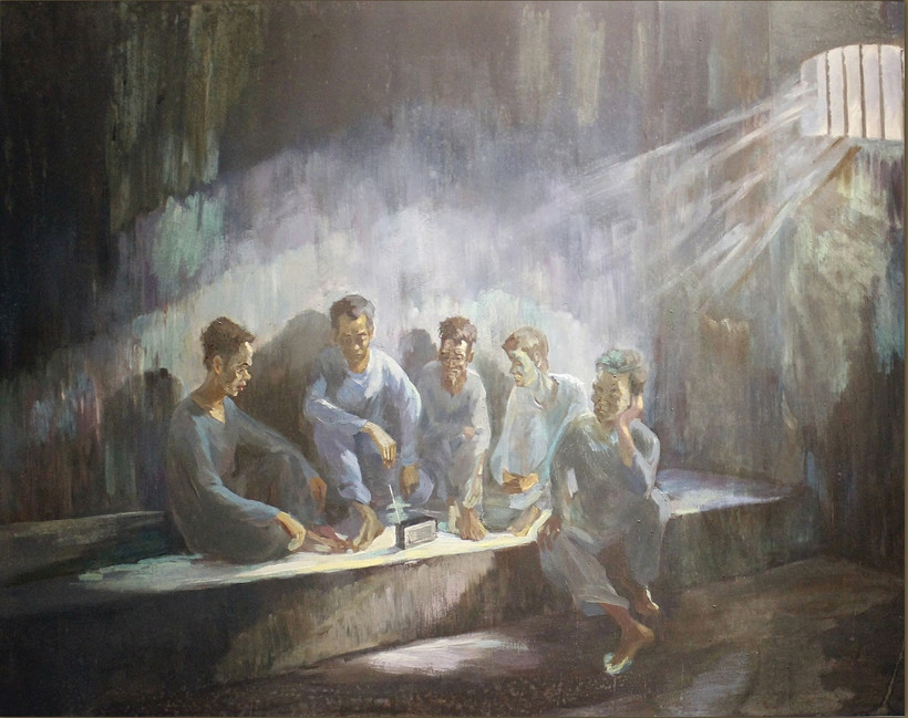 Tranh vẽ tù nhân Côn Đảo nghe radio trong phòng giam. Nguồn: Trung tâm Bảo tồn Di tích quốc gia Côn Đảo