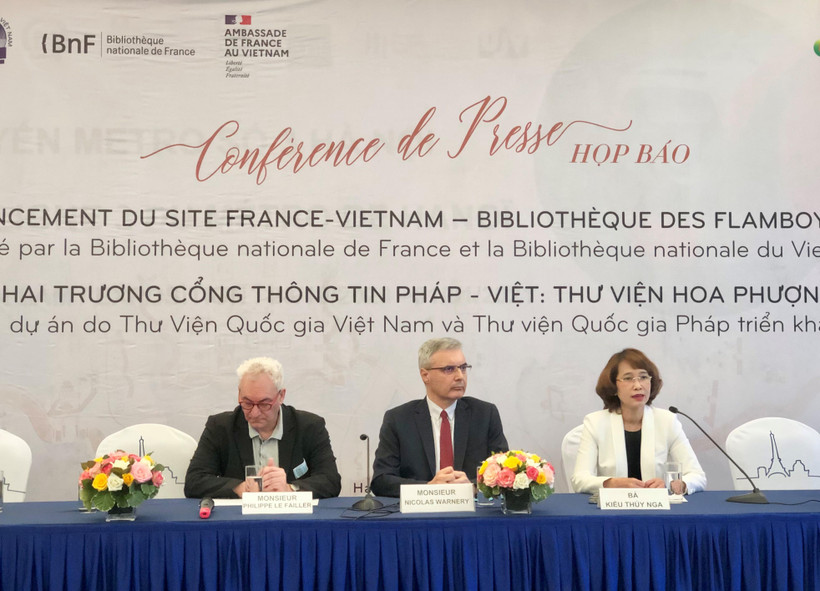 Đại sứ Pháp (giữa) chia sẻ về thư viện số trong buổi họp báo. (Ảnh: Minh Thu/Vietnam+)