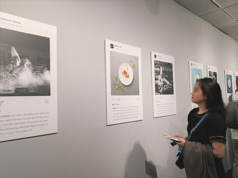Triển lãm trưng bày những bức ảnh đen trắng của các đầu bếp và ảnh màu chụp các món ăn Pháp trứ danh. (Ảnh: Minh Thu/Vietnam+)