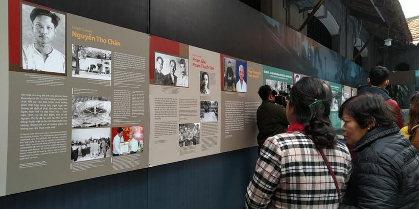 Dù trời giá rét nhưng triển lãm vẫn thu hút đông đảo khách tham quan. (Ảnh: Minh Thu/Vietnam+)