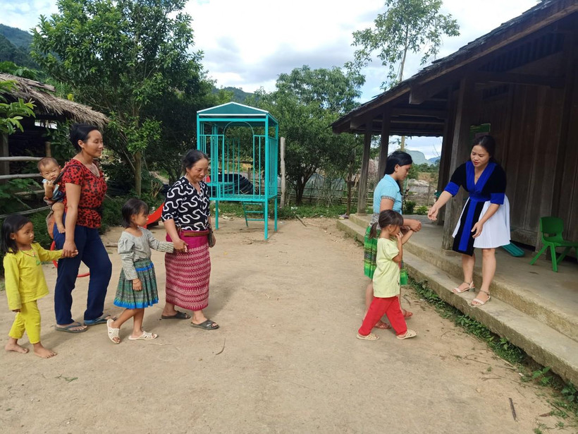 Niềm vui của cô Sung Thị Tông là mỗi ngày trẻ được đón các em đến lớp. (Ảnh: PV/Vietnam+)