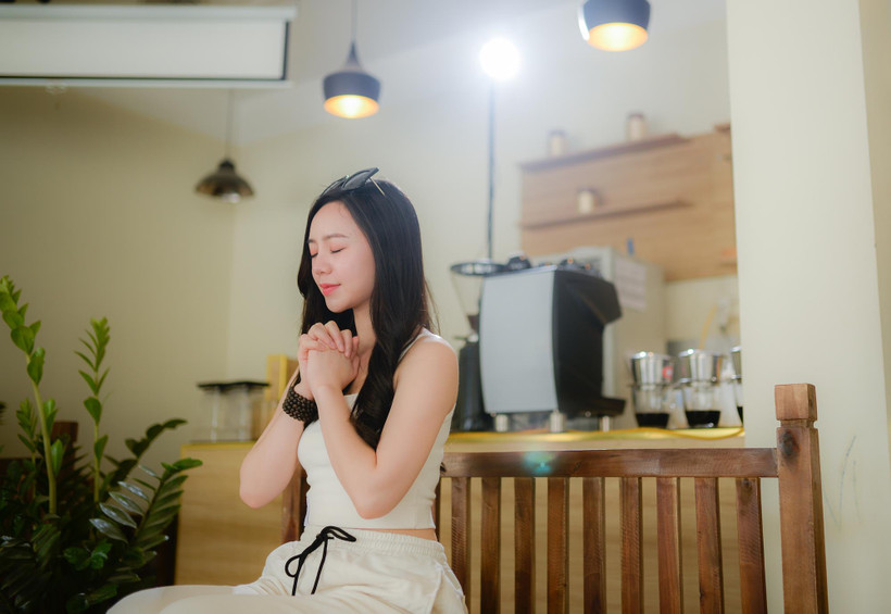 Nữ diễn viên Quỳnh Kool ở hậu trường quay MV. (Ảnh: BTC)