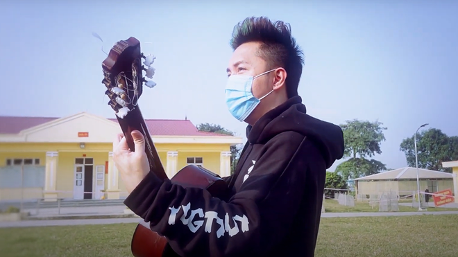 Ca sỹ Minh Vương thực hiện MV ngay tại khu cách ly. (Ảnh: NVCC)