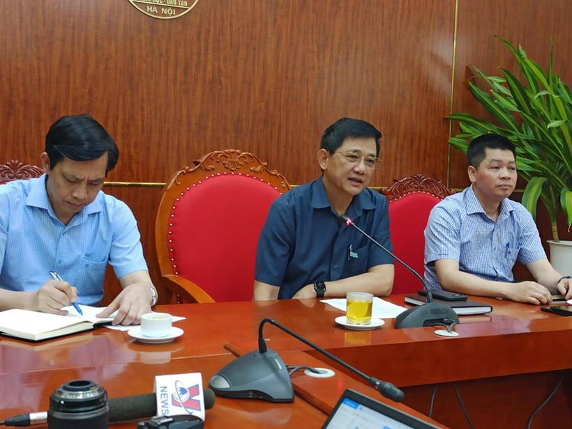 Ông Phạm Xuân Tiến, Phó Giám đốc Sở Giáo dục và Đào tạo Hà Nội thông tin tới báo chí. (Ảnh: Phạm Mai/Vietnam+)