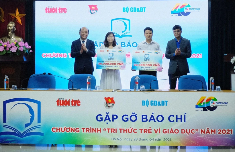 Ban tổ chức trao hỗ trợ cho các công trình, sáng kiến đạt giải của chương trình "Trí thức trẻ vì giáo dục" năm 2020. (Ảnh: Nam Trần)