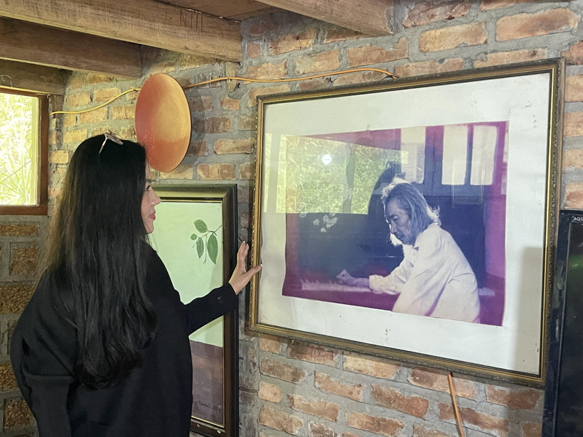 Ca sỹ, Giám đốc Sản xuất Ngọc Châm thăm tư gia của cố nhạc sỹ Văn Cao. (Ảnh: PV/Vietnam+)