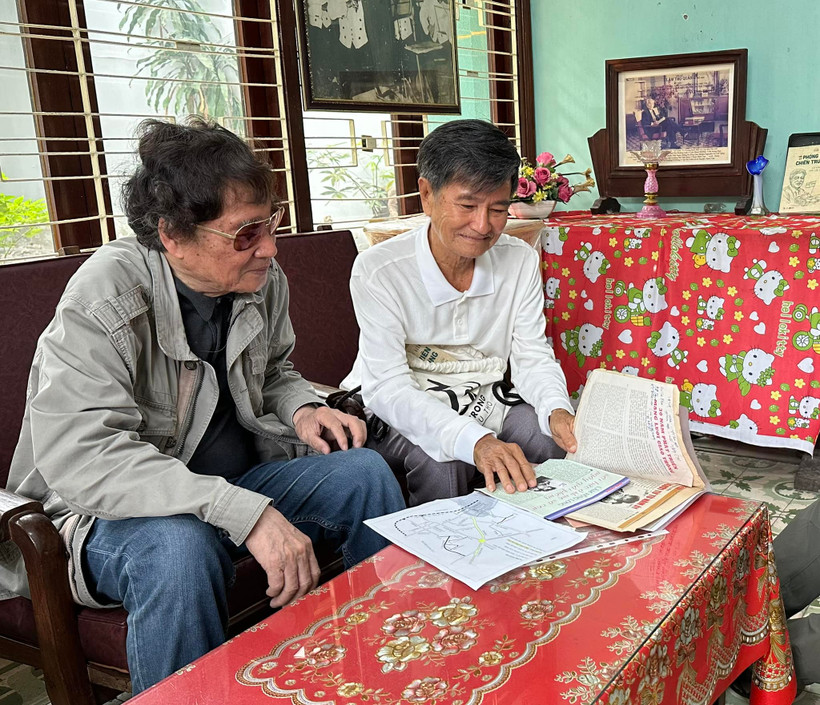 Nhà báo Trần Mai Hạnh, nguyên phóng viên Thông tấn xã Việt Nam (trái) trong chuyến thăm đồng nghiệp cũ tại Phan Thiết. (Ảnh: Nhà báo Trần Mai Hưởng cung cấp)