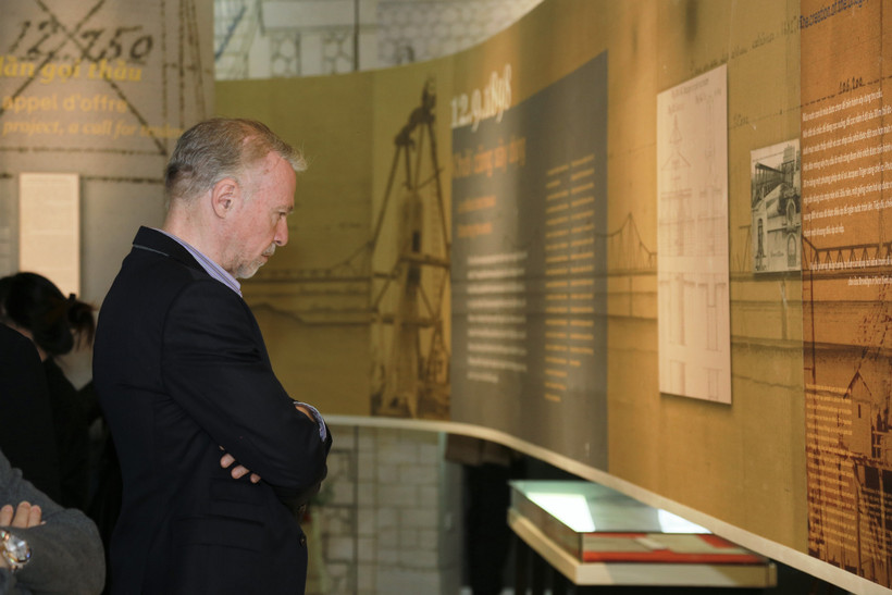 Trưng bày tập hợp tư liệu lưu trữ của Việt Nam và Pháp, qua đó giúp công chúng sẽ thấy được diện mạo ban đầu của Cầu Long Biên. (Ảnh: Minh Thu/Vietnam+)