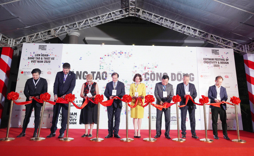 Thứ trưởng Tạ Quang Đông và các đại biểu từ UNESCO, Đại học RMIT, COLAB Việt Nam, và Viện Văn hoá Nghệ thuật quốc gia Việt Nam cắt băng khai mạc liên hoan. (Ảnh: RMIT)