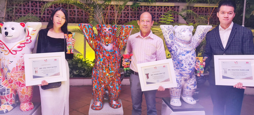 Ba nghệ sỹ nhận giải thưởng từ Đại sứ quán Đức cho tác phẩm của mình trong lễ kỷ niệm 45 năm thiết lập quan hệ ngoại giao hai nước diễn ra ngày 6/11. (Ảnh: Đại sứ quán) 