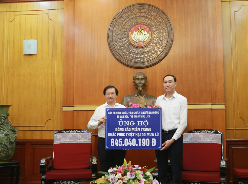 Thứ trưởng Tạ Quang Đông trao quà ủng hộ đồng bào các tỉnh miền Trung. (Ảnh: VP Bộ)