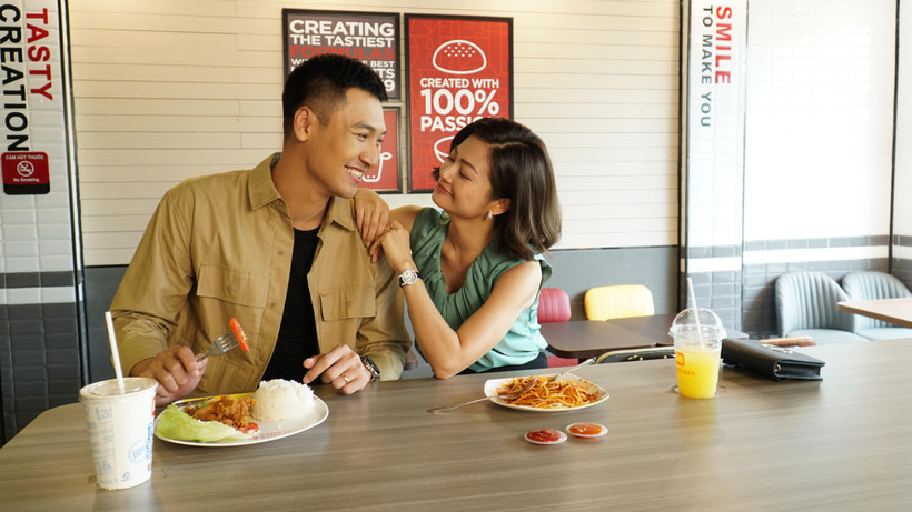 Trong phim, Mạnh Trường và Kiều Anh sắm vai một cặp vợ chồng gặp nhiều mâu thuẫn trong hôn nhân. (Ảnh: VFC)