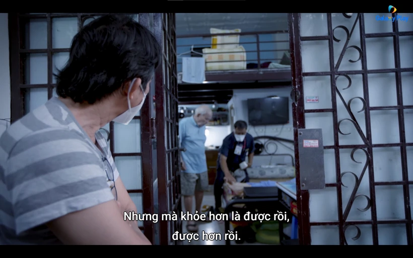 Hình ảnh bác sỹ (áo xanh đậm) tình nguyện tới nhà bệnh nhân để khám chữa khi các bệnh viện tại tâm dịch phía Nam cuối năm 2021 trở nên quá tải. (Ảnh chụp màn hình)