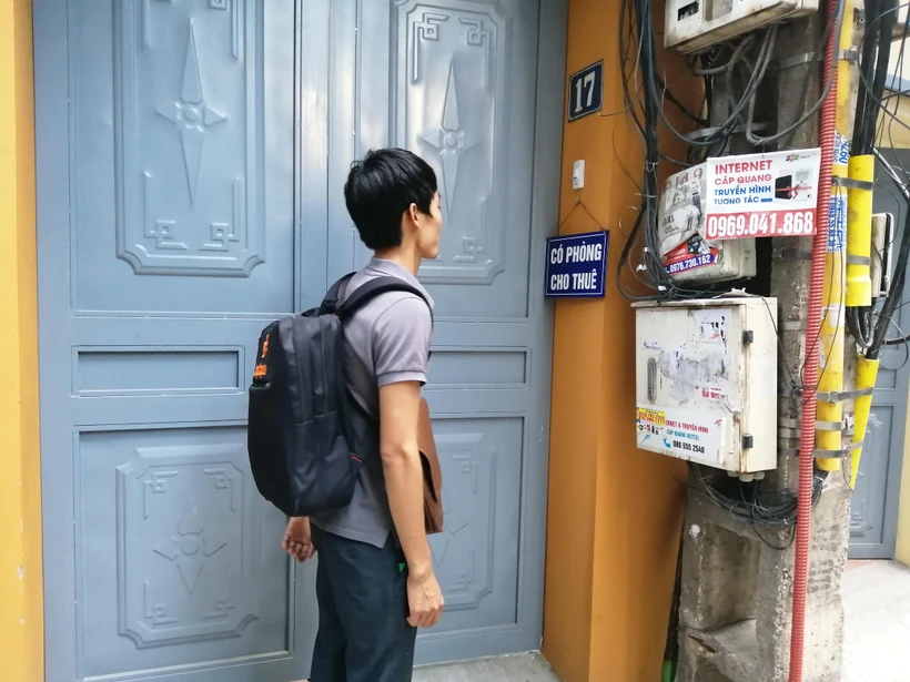 Sinh viên đi tìm nhà trọ tại khu vực Cầu Giấy. (Ảnh: Anh Thùy/Vietnam+)