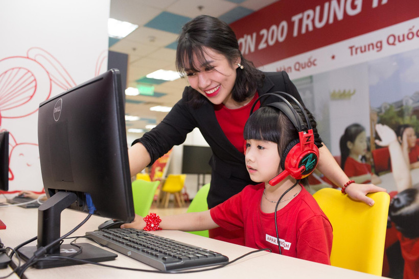 Giáo viên và học sinh Trung tâm Ang ngữ Apax English trong giờ học tiếng Anh. (Ảnh: PV/Vietnam+)