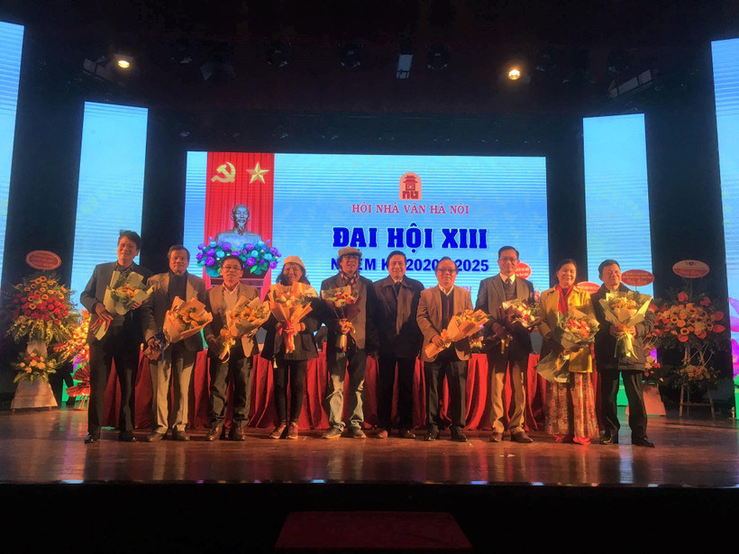 Ban chấp hành mới của Hội Nhà văn Hà Nội. (Ảnh: PV/Vietnam+)