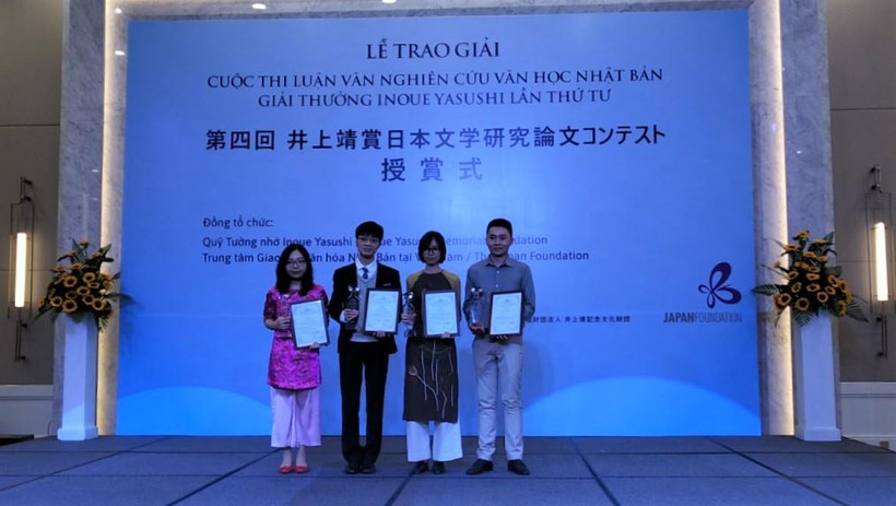 Các tác giả nhận giải thưởng Inoue Yasushi cho các luận văn nghiên cứu của mình. (Ảnh: Minh Thu/Vietnam+)