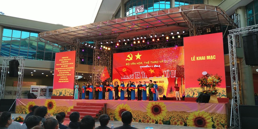 Các đại biểu cắt băng khai mạc triển lãm chiều ngày 18/1. (Ảnh: Minh Thu/Vietnam+)