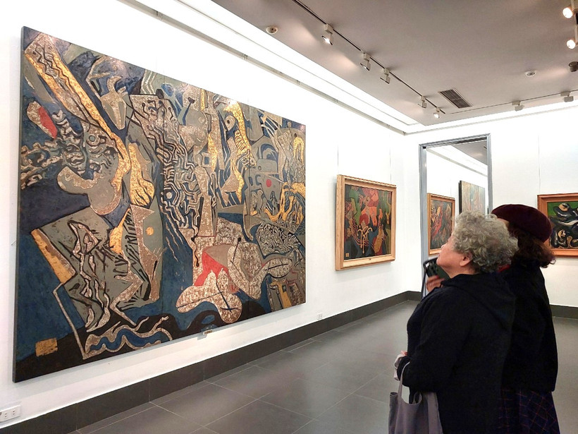 Triển lãm giới thiệu 50 bức sơn mài khổ lớn của nhà điêu khắc-họa sỹ Tạ Quang Bạo. (Ảnh: Minh Thu/Vietnam+)