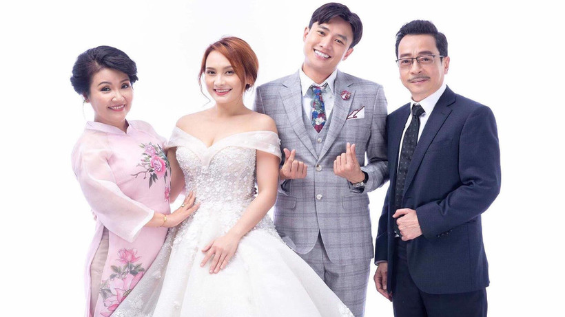 Gia đình ông Luật, bà Giang và các con trong “Về nhà đi con.” (Ảnh: Đoàn làm phim)