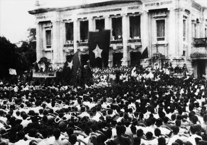 Nhạc sỹ Doãn Nho, tác giả của ''Tiến bước dưới quân kỳ'' chụp ảnh cùng Đại tướng Võ Nguyên Giáp. (Ảnh: Thể thao văn hóa)